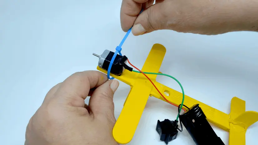 Como fazer um avião com palito de picolé!
