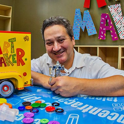 Foto de Ricardo Girotto, ilustrador do livro O Pequeno Mundo Criativo.