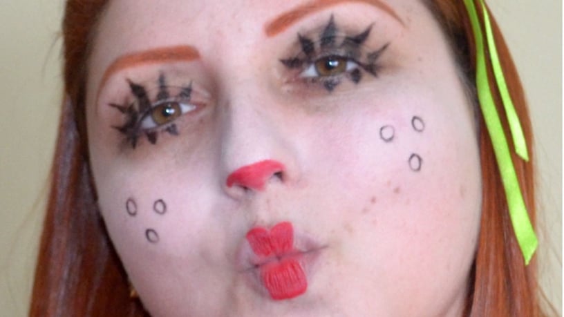 Maquiagem da Emília na Fábrica de Brinquedos